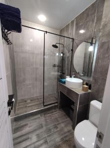 乌拉尔斯克Zest hotel & spa的带淋浴、盥洗盆和卫生间的浴室