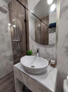 乌拉尔斯克Zest hotel & spa的白色的浴室设有水槽和淋浴。