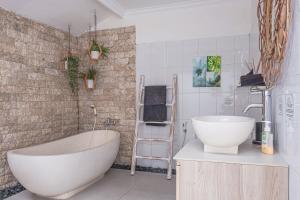 勒吉安勒吉安 卡尔玛别墅的一间带大浴缸和水槽的浴室