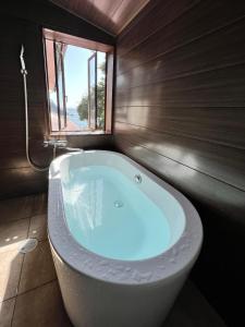志摩市UMIBE IseShima的带浴缸的浴室和窗户