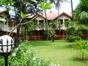 芭东海滩Phuket Leelavadee Hua Ting Resort的一座带花园和建筑的度假村