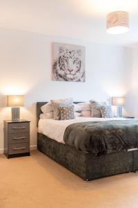 曼斯菲尔德No 14的一间卧室,配有一张带老虎画的床