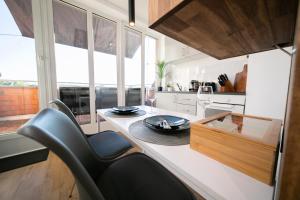 诺伊斯Studio WHITE - Central - Balcony - Fair - Kitchen的厨房配有桌椅和窗户。