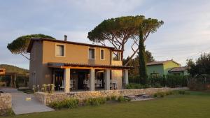 马萨马里蒂马Agriturismo Resort Il Foionco的黄色的石墙房子