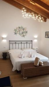 马萨马里蒂马Agriturismo Resort Il Foionco的卧室配有白色大床和白色枕头