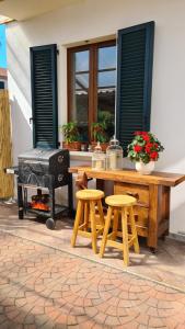 安杰拉Dragonfly Appartamento Blu的一个带木桌和两个凳子的庭院
