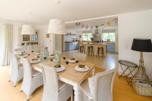 奥尔德堡Greenacres - Aldeburgh Coastal Cottages的用餐室以及带桌椅的厨房。