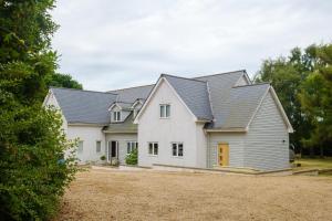 奥尔德堡Greenacres - Aldeburgh Coastal Cottages的白色房子,有灰色的屋顶