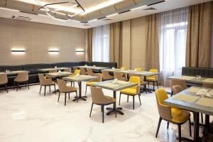 埃里温Sphera by Stellar Hotels, Yerevan的大型用餐室配有桌椅