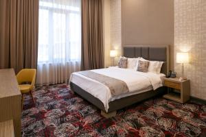 埃里温Sphera by Stellar Hotels, Yerevan的酒店客房设有床和窗户。