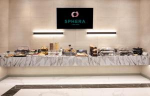 埃里温Sphera by Stellar Hotels, Yerevan的餐厅柜台的自助餐