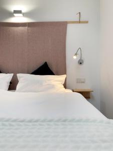 PommernPremium Design Ferienhäuser Mosel Chalets的卧室配有白色的床和灯
