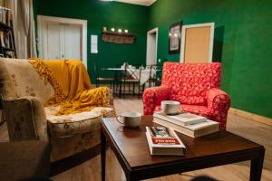 那不勒斯Green Chiaia的客厅配有两把椅子和一张茶几