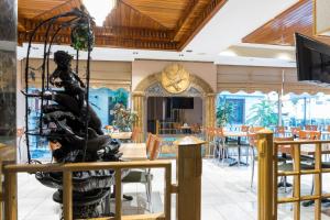 安卡拉安卡拉皇家酒店的配有桌椅和雕塑的房间