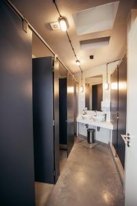 科武港MUTE Hostel Porto Covo的浴室设有2个水槽和2面镜子