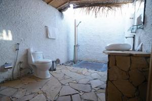 苏尔SAMA Ras Al Jinz Resort的一间带卫生间和水槽的浴室
