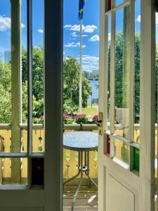 索尔纳Historic apartment near the city by the water的阳台的门上设有一张桌子,享有风景。
