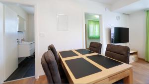 希洛Cool Šilo Appartement Resort的一间用餐室,在房间内配有桌椅