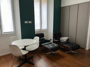 米兰Ariosto Social Club的一间设有桌椅的等候室