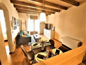 AdrallNoa Apartment En el corazón de los Pirineos的客厅配有桌子和一些椅子