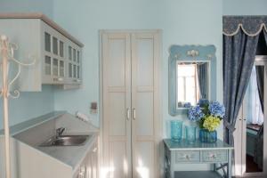 尼姆法奥Dandy Villas Nymfaio - Snow Fairy - Sauna的厨房配有水槽和镜子