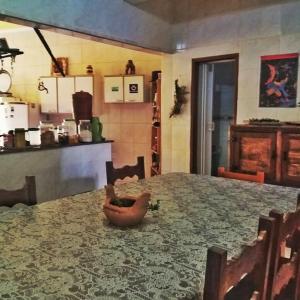 蒂拉登特斯Hostel Lumiar da Serra的厨房配有桌子和碗