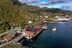 巴尔斯塔Fish factory -The real Lofoten experience的海港的空中景色,水中有船只