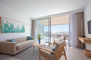 科洛尼亚圣霍尔迪Apartaments Posidonia的客厅配有沙发和桌子
