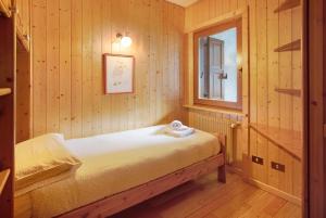 瓦尔迪索托Mountain Chalet close to Bormio的小房间设有床和窗户