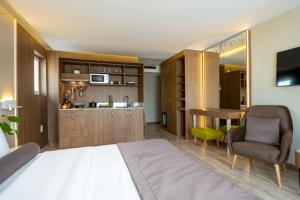 柏林柏林克拉斯科酒店的一间带大床的卧室和一间厨房