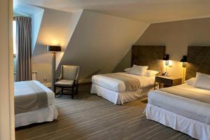 蓬塔阿雷纳斯合恩角酒店的酒店客房,配有两张床和椅子