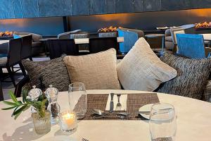 蓬塔阿雷纳斯合恩角酒店的餐厅的桌子,桌子,西德西德西德