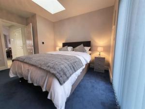 LincolnshirePriory Annex Guest Accommodation Lincoln的一间卧室,卧室内配有一张大床