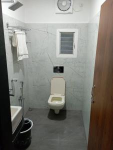 古瓦哈提VIAN INN的浴室配有白色卫生间和盥洗盆。