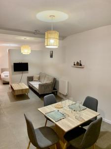 佩皮尼昂Perpignan - Appartement en centre ville的客厅配有桌椅和沙发