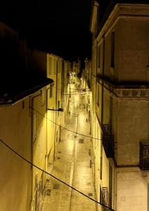 佩皮尼昂Perpignan - Appartement en centre ville的一条空的街道在晚上在小巷里
