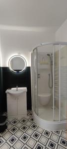 内里莱班Guest Home location的带淋浴、卫生间和盥洗盆的浴室