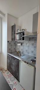 内里莱班Guest Home location的厨房配有水槽和台面