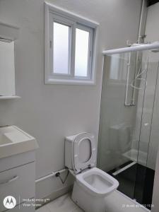 卡拉瓜塔图巴FRANCIS HOTEL MAR的白色的浴室设有卫生间和淋浴。