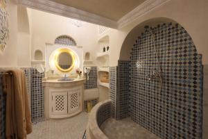 马拉喀什Riad Palais Des Princesses & Spa的带淋浴和盥洗盆的浴室
