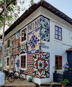 帕纳吉The Old Quarter Hostel的一座建筑的侧面铺着彩色瓷砖