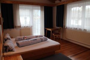 皮茨河谷阿兹尔Appart Gabl的一间卧室设有两张床、一张桌子和窗户。