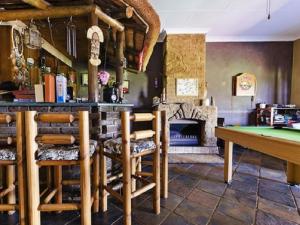 VlakfonteinBlue Roan Country Lodge的酒吧配有桌子和台球桌