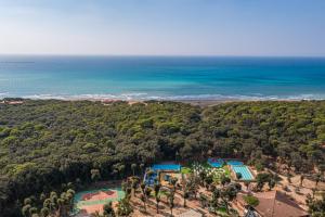 马里纳-迪卡斯塔涅托Paradù EcoVillage & Resort的享有度假胜地和海洋的空中景致