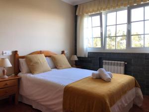纳维亚Apartamentos Montemar的一间卧室配有一张带两条白色毛巾的床