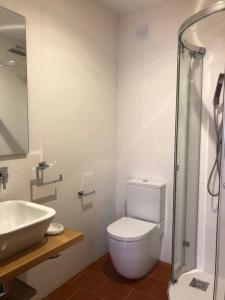纳维亚Apartamentos Montemar的浴室配有卫生间、盥洗盆和淋浴。