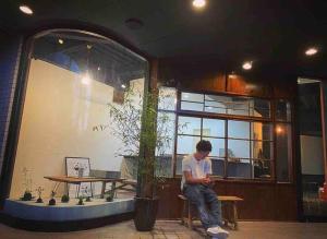 Kuroiso-WiFi強- 那須の入り口JR黒磯駅から歩いて7分の宿泊ビル 完全プライベートフロア的坐在大楼前桌边的人
