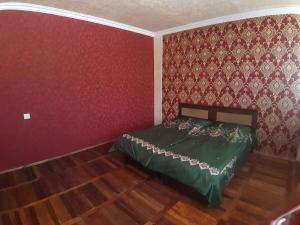 ShorzhaHotel Today , Խաղաղության լողափ的一间卧室设有一张床和红色的墙壁