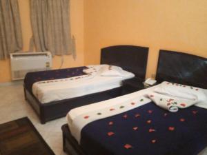 法尤姆New Panorama Resort的酒店客房带两张床,带装饰。