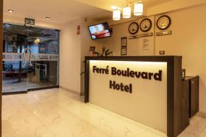 马丘比丘Hotel Ferré Boulevard的一间商店,在酒店的前面,墙上挂着时钟